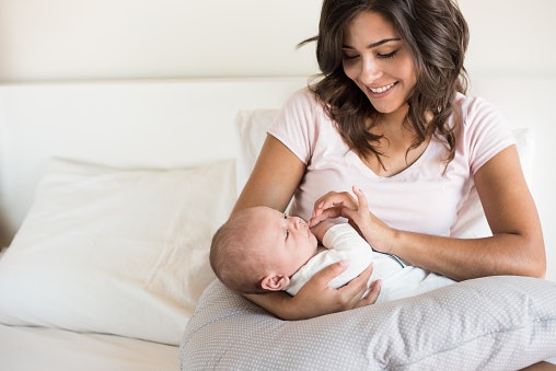 Berikan perlengkapan menyusui untuk membantu busui meng-ASI-hi bayi dengan nyaman