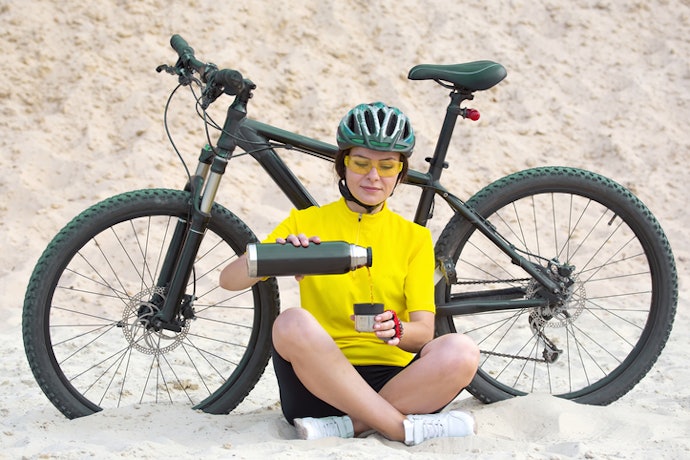 Untuk roadbike, pilih botol yang bisa dioperasikan dengan satu tangan