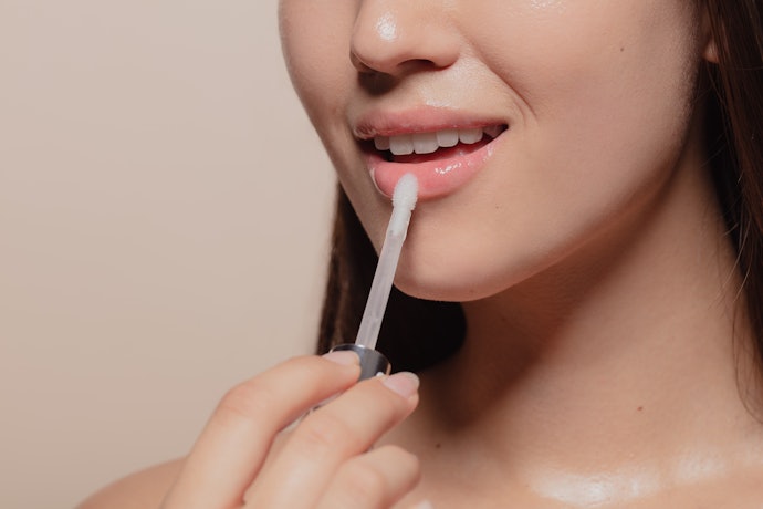 Untuk mencerahkan bibir, utamakan lip serum dengan vitamin C atau niacinamide