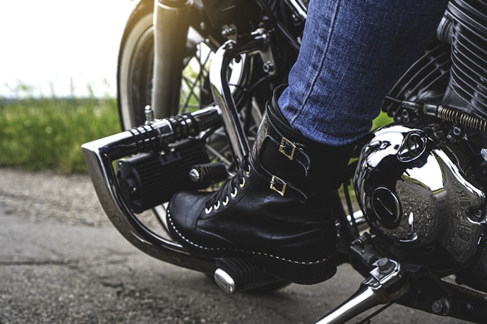 Perhatikan fitur pada sepatu touring