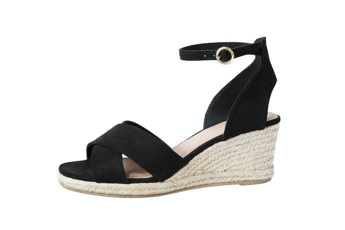Ingin tampil lebih modis? Kenakan sandal wedges tali Korea kekinian dan espadrilles