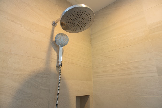 Untuk kenyamanan, pertimbangkan produk dengan set kepala hand shower