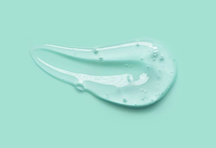 Cari primer gel-based yang cocok untuk semua jenis kulit, terutama jika Anda mencari primer untuk kulit kering dan pori-pori besar