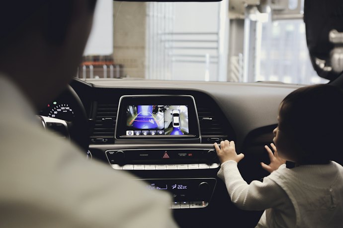 Untuk kemudahan operasi, pilih dashcam yang terintegrasi dengan monitor