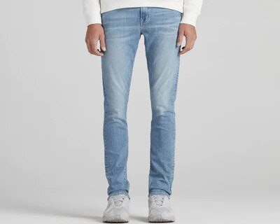 Ingin tampil keren dan kekinian saat bergaya casual? Gunakan model slim fit atau yang memiliki aksen seperti washed dan ripped