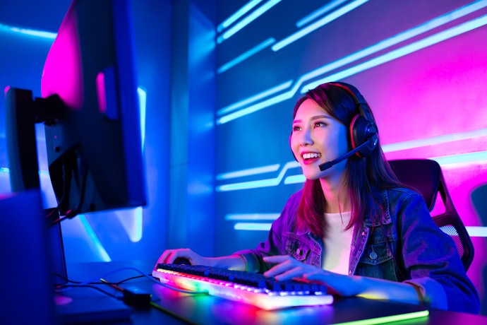 Untuk gaming, gunakan headset dengan earcup yang nyaman serta audio surround sound