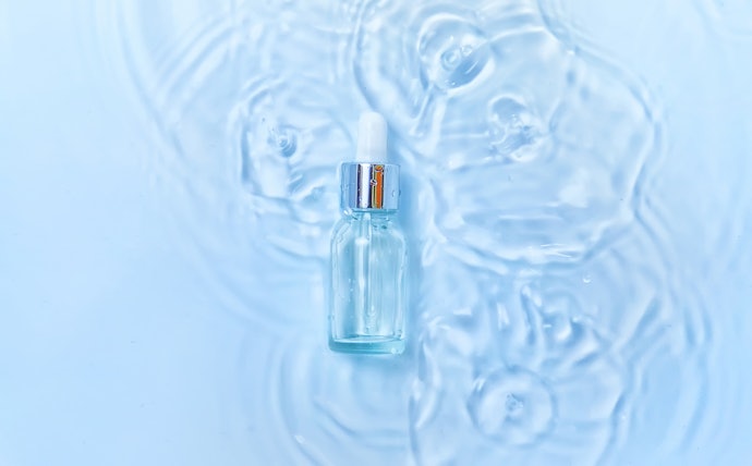Untuk kulit kering, prioritaskan serum yang mengandung pelembap emolien dan humektan