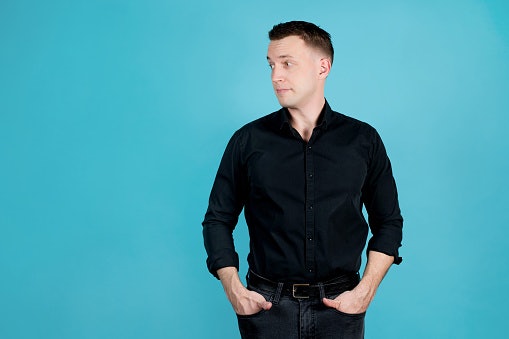 Pilih desain kemeja hitam polos yang nyaman dan pas di badan