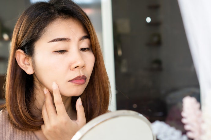 Bila bibir kering kamu disertai dengan warna hitam, pastikan lip tint mengandung bahan pencerah, seperti niacinamide atau vitamin C