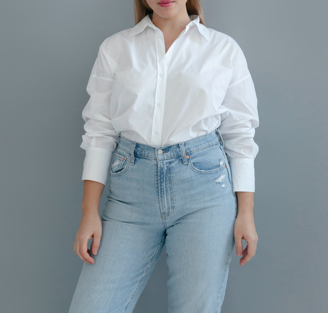Untuk wanita gemuk, pertimbangkan kemeja putih jumbo dengan size yang pas atau motif garis