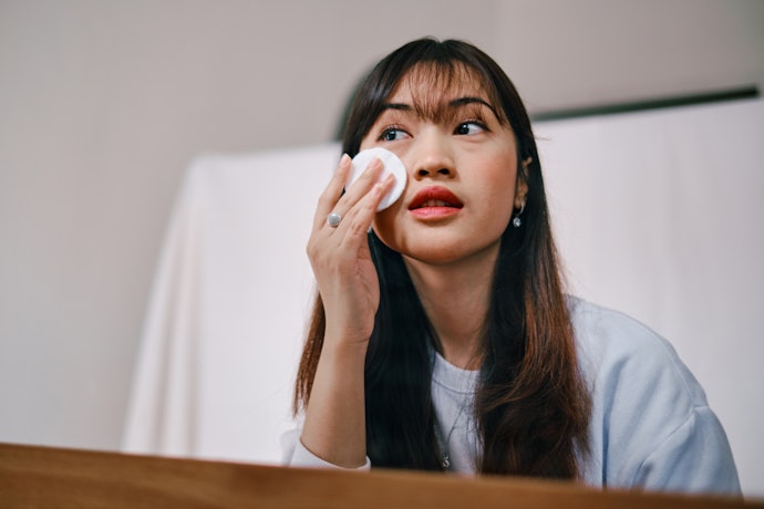 Untuk usia 30-an ke atas, utamakan exfoliating toner yang mengandung AHA, peptida, vitamin C, atau retinol