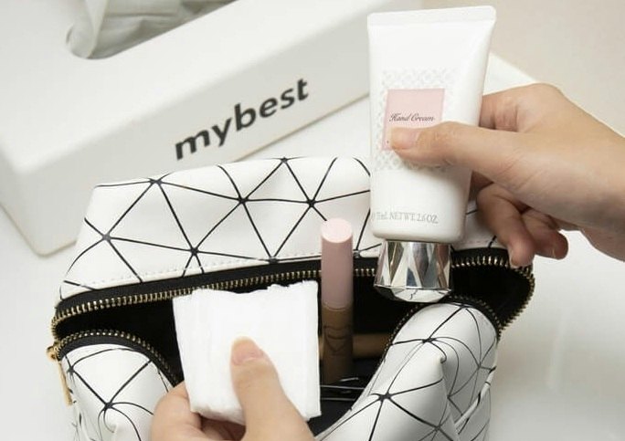 Lakukan touch up dengan benar agar riasan sekitar mata terlihat fresh