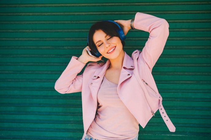 Selain jaket kulit hitam dan merah, cek juga warna jaket kulit yang sedang trend