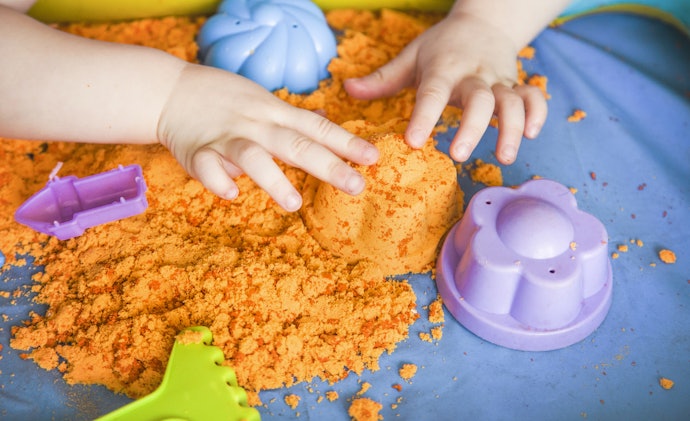 Carilah warna pasir yang disukai anak