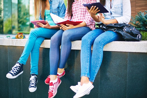 Untuk wanita yang biasa kuliah dengan tampilan kasual, pertimbangkan sepatu sneakers, running shoes, atau slip-on