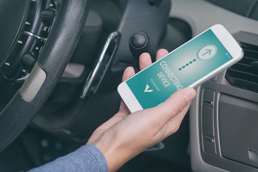 Pertimbangkan produk dengan koneksi Bluetooth versi 5.0 dan teknologi MirrorLink