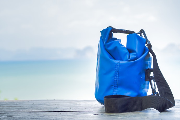 Gunakan tas dengan bahan yang kuat dan tidak mudah robek jika Anda ingin menggunakannya untuk kegiatan outdoor