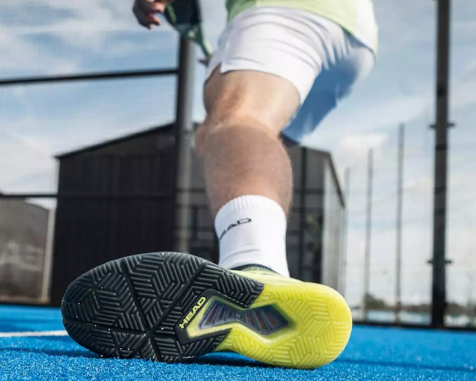 Utamakan sepatu padel berbobot 300 gram untuk pemula atau 350 gram untuk pemain pro