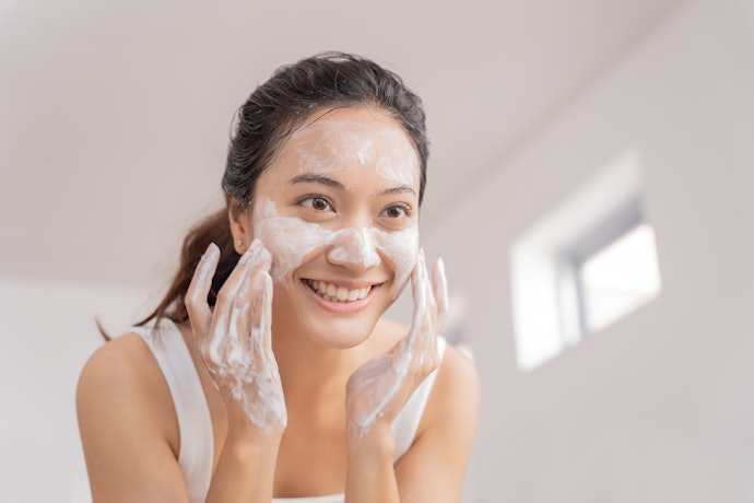 Utamakan facial foam yang bebas dari alkohol, pewangi, dan pewarna