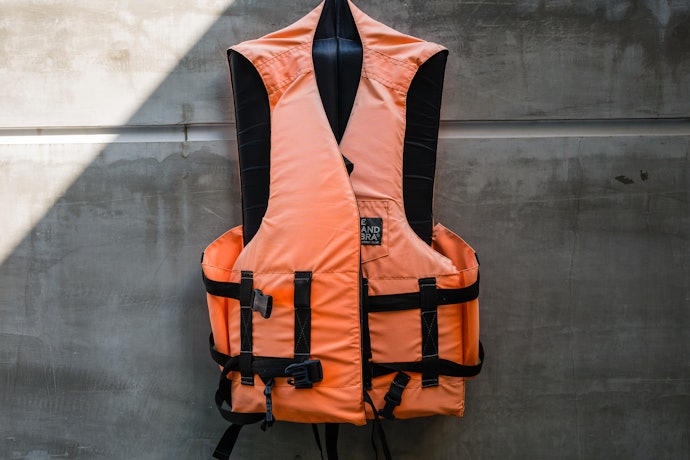 Pertimbangkan bahan parasut, dolby, atau poliester untuk inherently buoyant life jacket