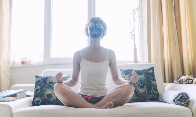 Agar kulit tampak lebih cerah dan bebas bekas jerawat, pilih peel off mask dengan brightening agent, seperti vitamin C, niacinamide, licorice extract, arbutin, dan glycolic acid