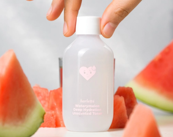 Cari skincare yang tidak mengandung hydroquinone, pewangi, dan alkohol