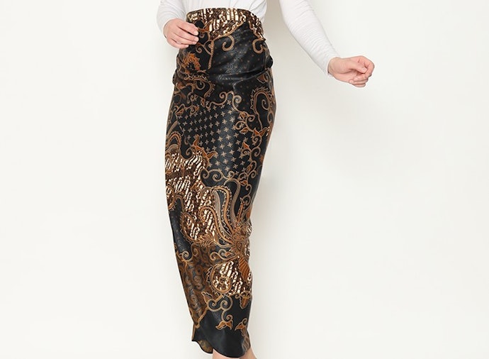Pertimbangkan rok batik lilit dan sepan bila Anda ingin terkesan lebih anggun