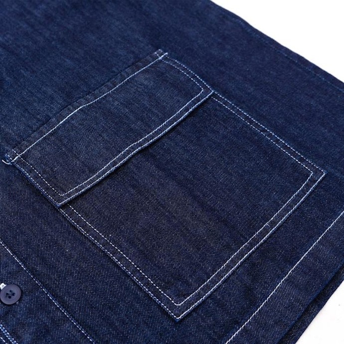 Temukan warna kemeja denim yang cocok untuk pria, seperti hitam, dark blue, dan light blue