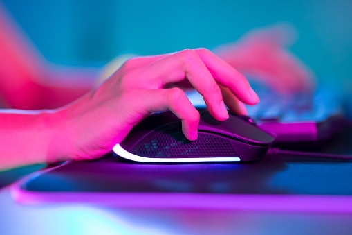 Utamakan brand yang bergerak di bidang gaming peripheral untuk mendapatkan mouse yang nyaman digunakan