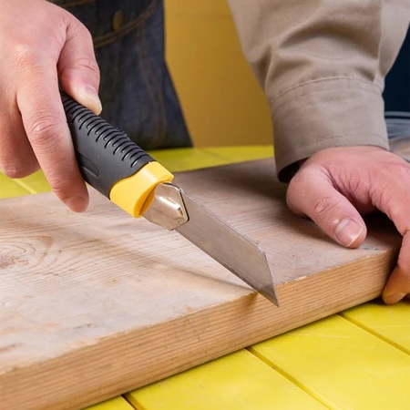 Cari cutter dengan handle dari karet atau kombinasi yang mudah digenggam
