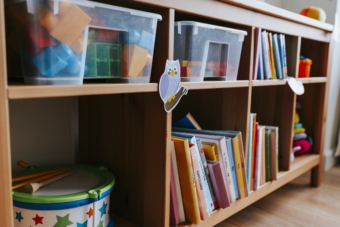 Untuk yang sudah menetap, pertimbangkan rak buku besar