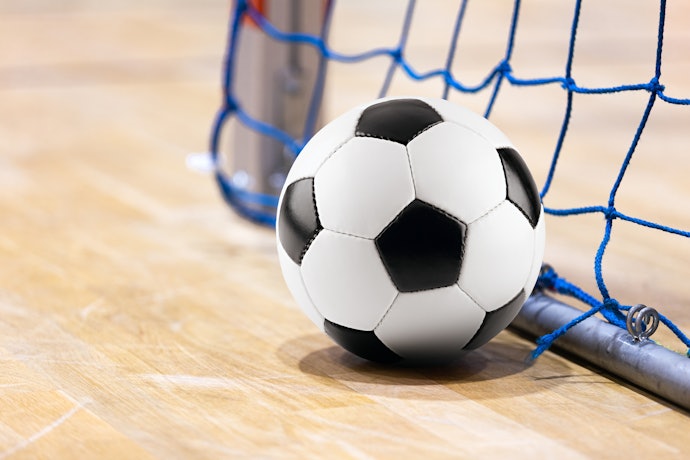 Pertimbangkan yang sudah termasuk bola, pompa, dan pentil jika Anda membeli gawang futsal mini