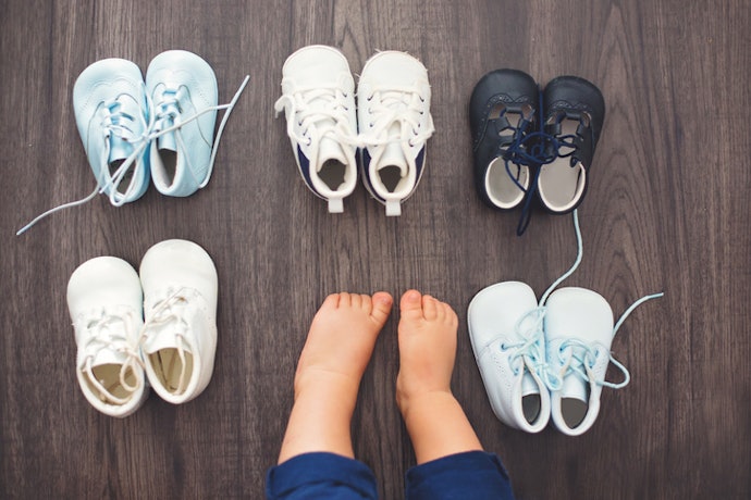 Pastikan membeli sepatu bayi yang ukurannya pas atau dilebihkan sekitar 0,5–1 cm