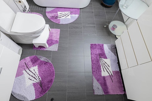 Pertimbangkan keset toilet duduk yang isinya satu set