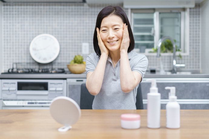 Jika Anda ingin mengatasi flek sekaligus aging, pilih brightening night cream dengan kombinasi retinol