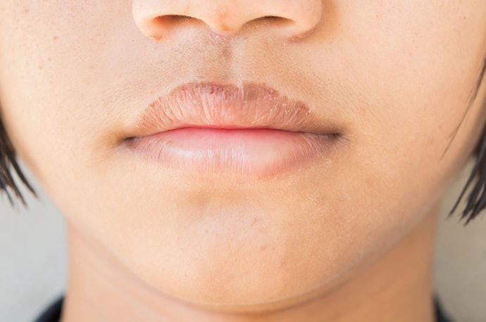 Untuk bibir kering, pilih lip serum yang mengandung tiga jenis pelembap