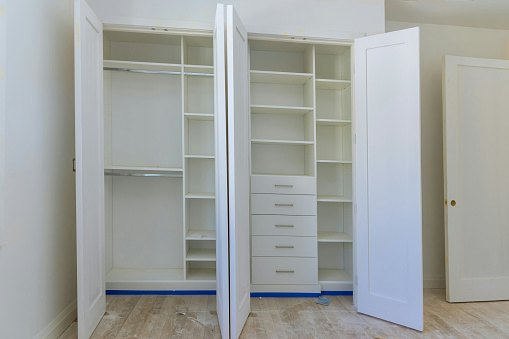 Lemari 2 pintu cocok untuk single, sedangkan untuk suami istri pertimbangkan lemari 3-4 pintu