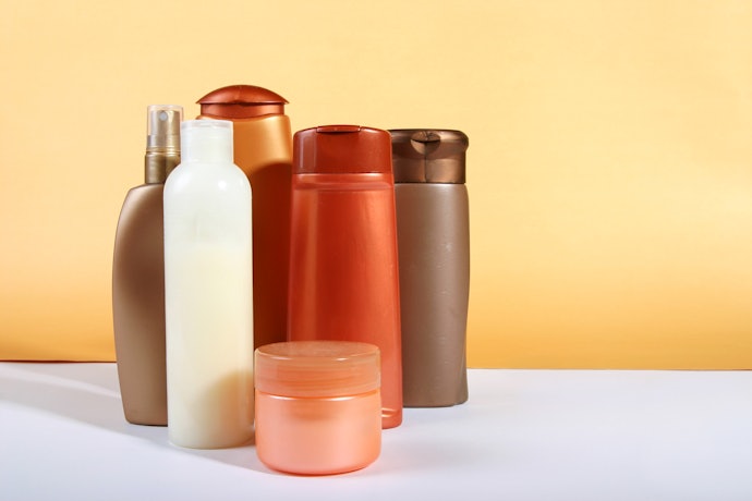 Bila kulit kepala Anda sensitif, hindari shampo dengan kandungan alkohol, fragrance, dan pembersih sulfat