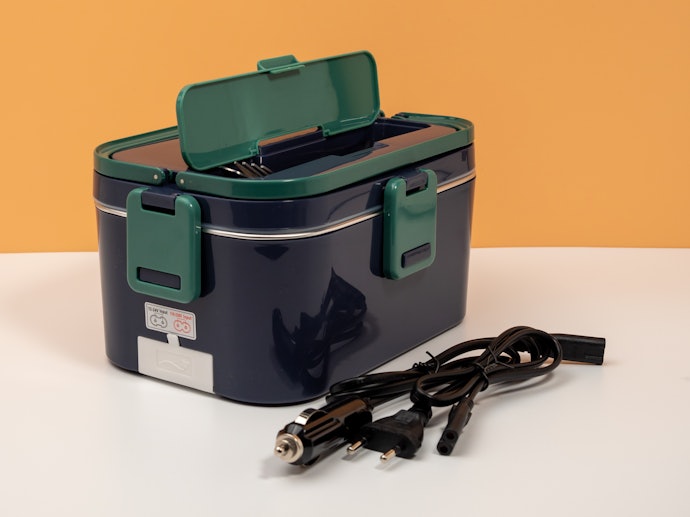 Agar bekal tetap hangat, pilih rice warmer dalam bentuk kotak makan atau lunch box electric
