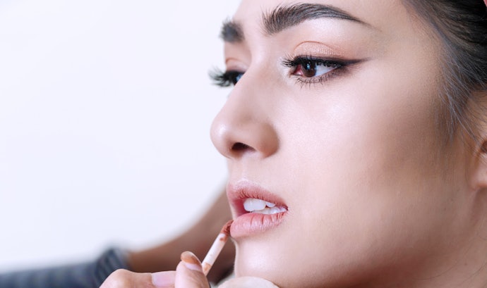 Pertimbangkan keberadaan bahan pelembap oklusif atau emolien, terutama untuk pemilik bibir kering