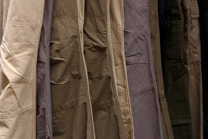 Pilih celana chino atau bahan katun untuk kegiatan sehari-hari