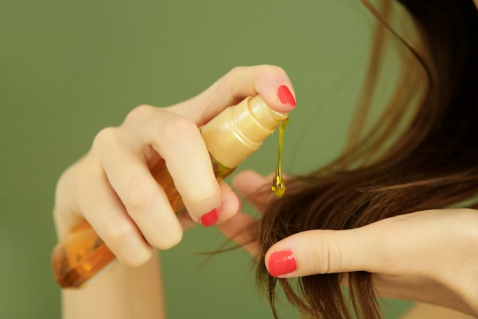 Untuk menjaga kelembapan rambut, pilih jenis pelembap humektan dan emolien
