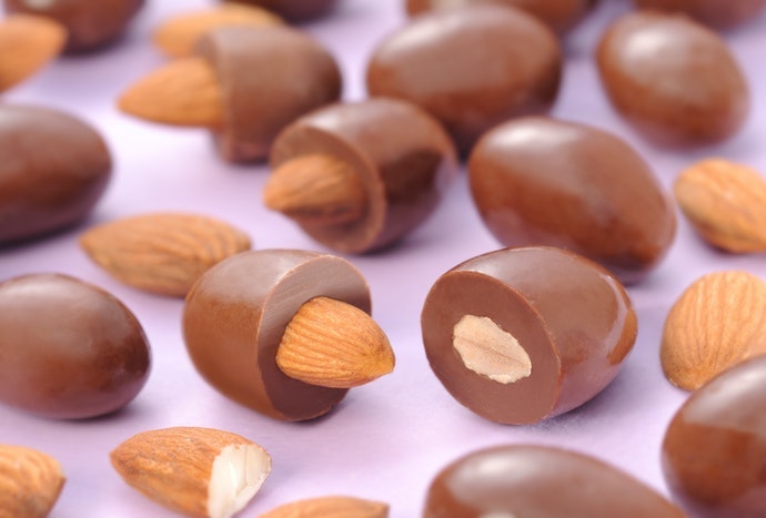 Ketahui bentuk kacang almond pada coklat