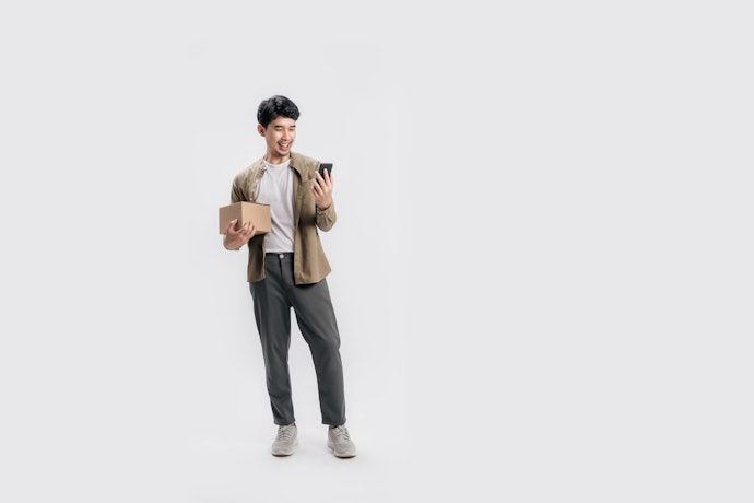 Utamakan celana gelap untuk outfit ke kantor; sementara warna terang untuk tampilan kasual