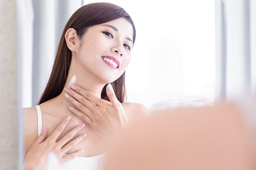 Pastikan juga skincare untuk leher mengandung bahan pelembap, misalnya glycerin atau hyaluronic acid