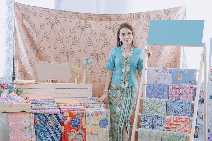 Pertimbangkan atasan batik yang sudah satu set dengan bawahan jika tidak ingin repot mix and match