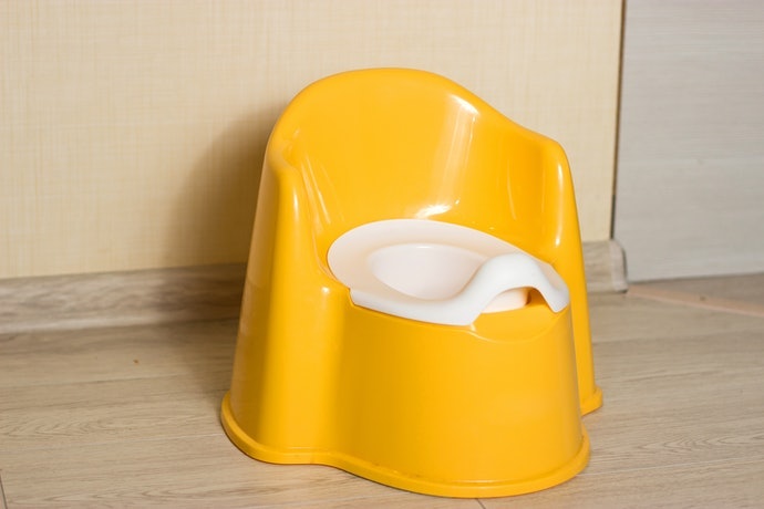 Pilihlah toilet anak dengan wadah kotoran terpisah dan mudah dicuci