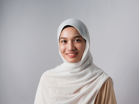 Jika Anda suka mengkreasikan berbagai gaya hijab, pilih hijab segi empat atau pasmina