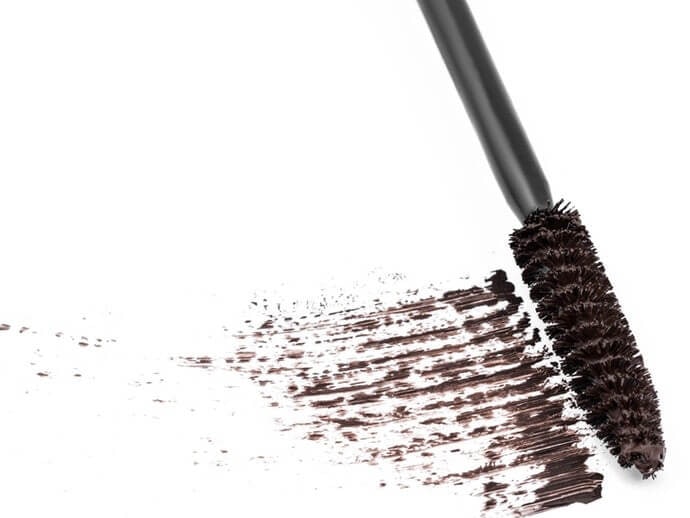 Pilih shades yang senada dengan warna rambut, lensa kontak, dan makeup mata
