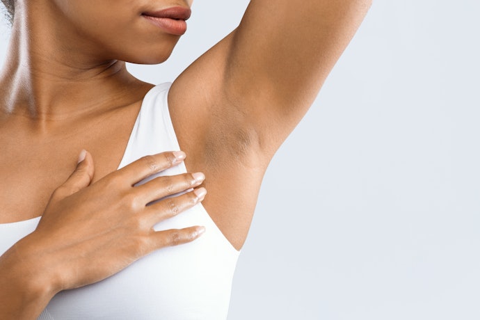 Jika Anda memiliki ketiak hitam, utamakan deodorant yang mengandung pencerah seperti niacinamide
